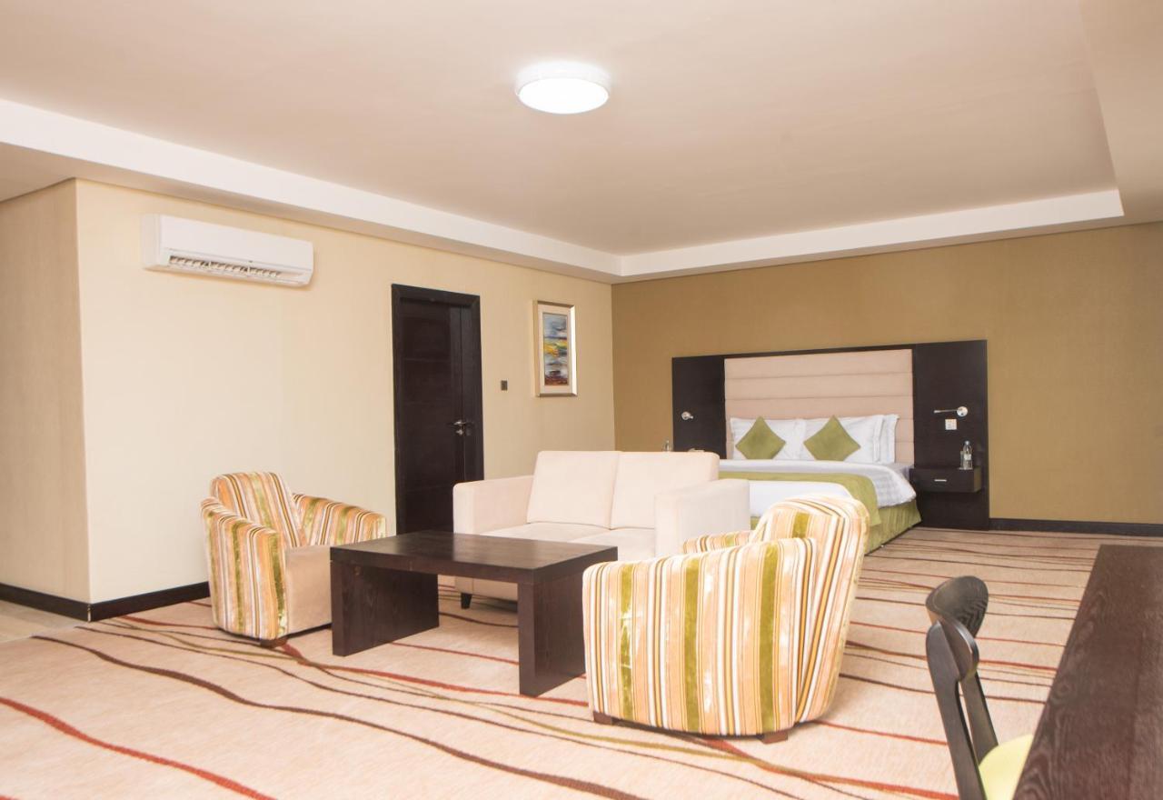 Crossroads Hotel Μπλαντάιρ Εξωτερικό φωτογραφία