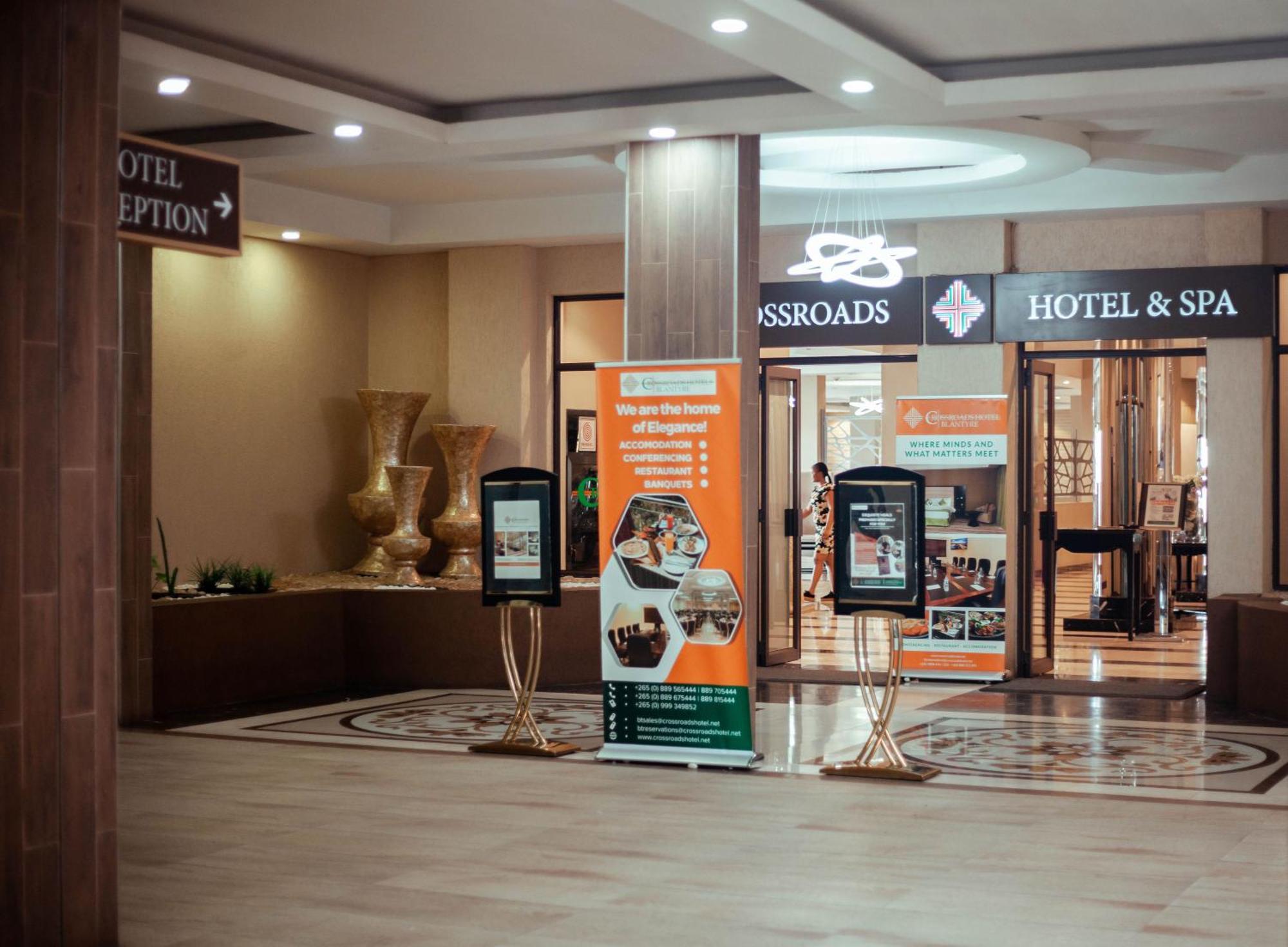 Crossroads Hotel Μπλαντάιρ Εξωτερικό φωτογραφία